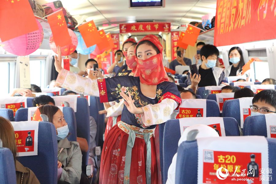G649次列車上，工作人員為旅客表演國風舞蹈。梁浩然 攝