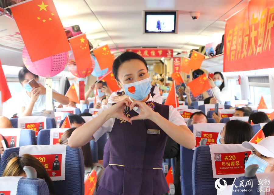 G649次列車上，工作人員正在為旅客表演開場舞蹈。梁浩然 攝