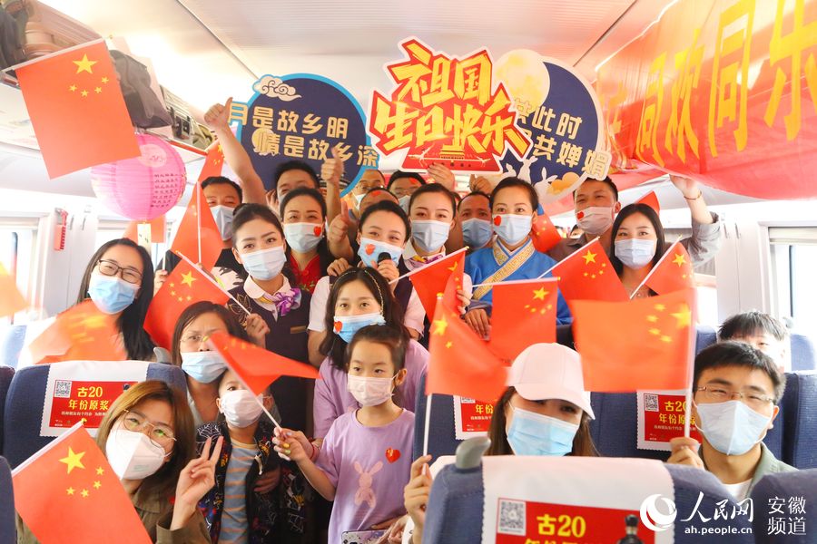 G649次列車上，旅客們齊唱《歌唱祖國》迎接節日的到來。梁浩然 攝
