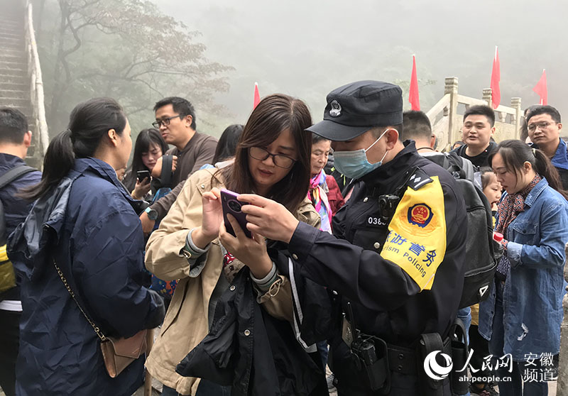 公安干警為游客答疑解惑。陳勇 攝