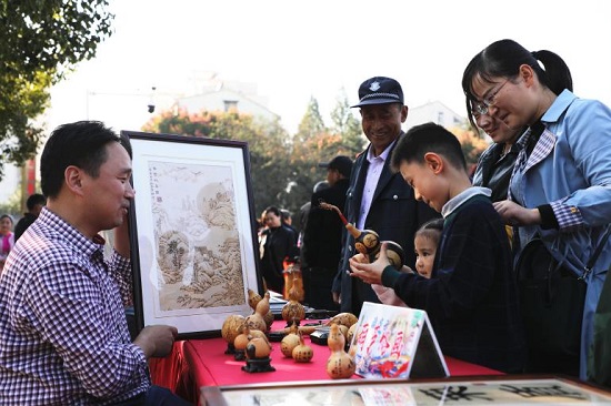 葫蘆烙畫展台上的作品各個筆觸細膩，生動傳神，讓觀者連連稱奇。