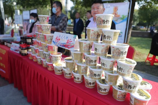 粉折是肥西農村地區過年必備的傳統美食，用米配綠豆或黃豆放水浸泡，經過輕微發酵后磨成漿狀，再用鐵鍋攤制而成。