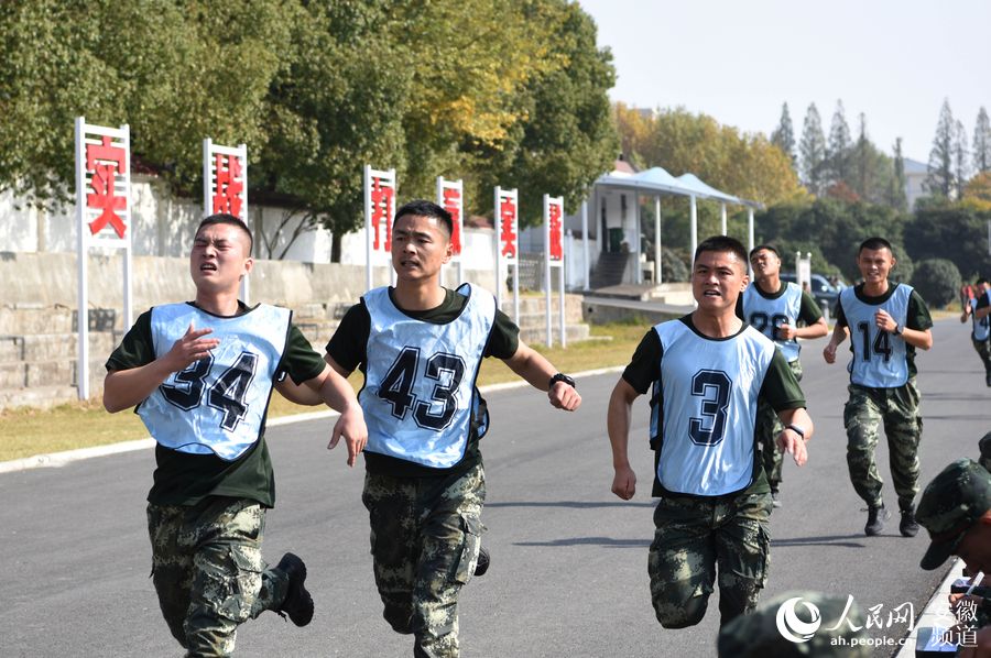 武警安徽總隊訓練基地，士官選晉對象在進行3000米跑考核。
