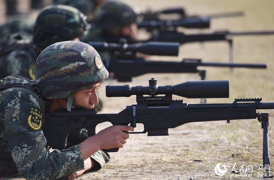武警安徽總隊訓練基地，士官選晉對象在進行狙擊步槍精度射擊考核。