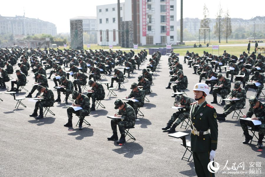 武警安徽總隊訓練基地，士官選晉對象在進行綜合理論考核。