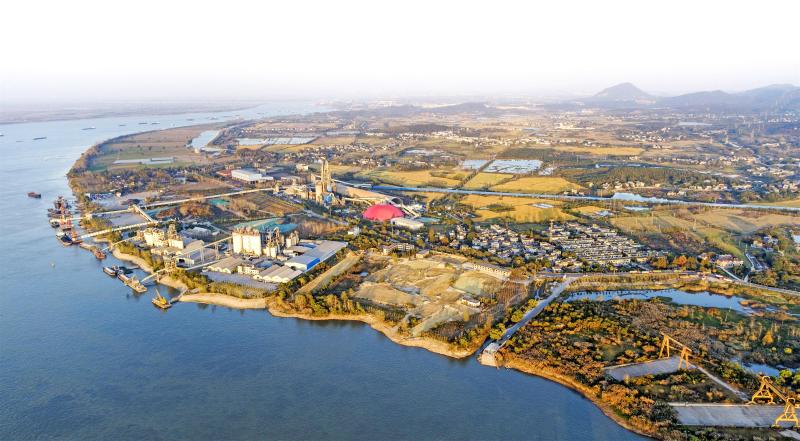 11月14日夕陽西下時分，安徽省蕪湖市長江段素有“十裡江灣”之稱的10.4公裡濱江灣區一改往日臟亂差樣子，在陽光照射下熠熠生輝：潔靜的江面倒映著藍天，濱江綠道環抱著蘆花飄蕩的濕地、蔥翠的復綠點、金黃的田野，以及環保企業、村居民舍等，一派人與自然和諧相處景象。