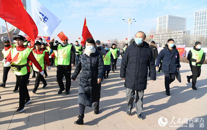 內蒙古自治區黨委常委、呼和浩特市委書記王莉霞，內蒙古自治區政府副主席鄭宏范與市民一起徒步迎新。陳立庚 攝