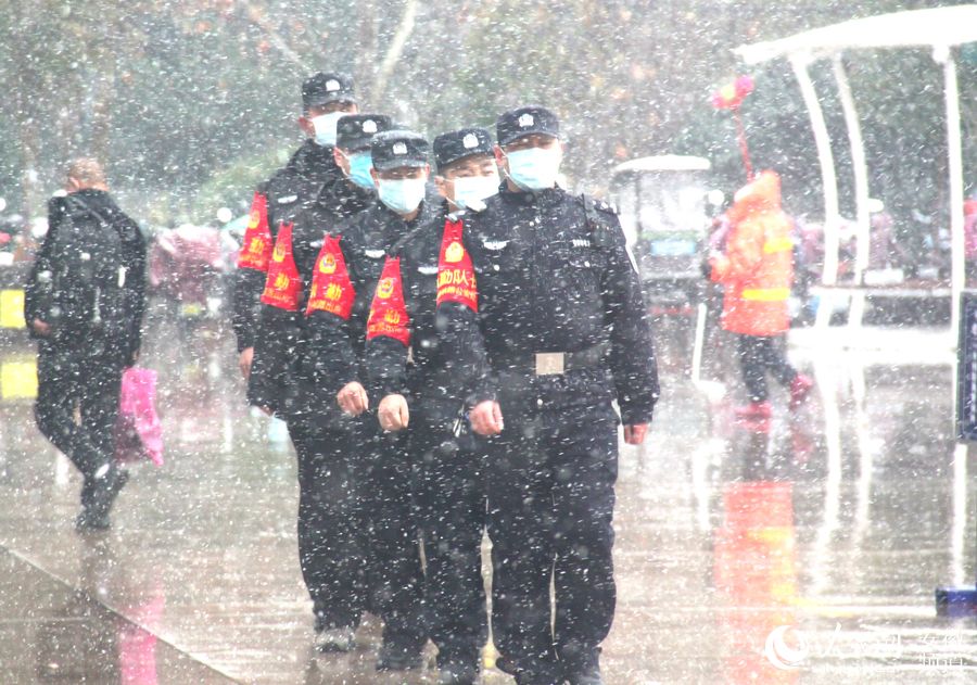 蚌埠鐵警加強巡邏，維護雪天車站秩序。王浩攝