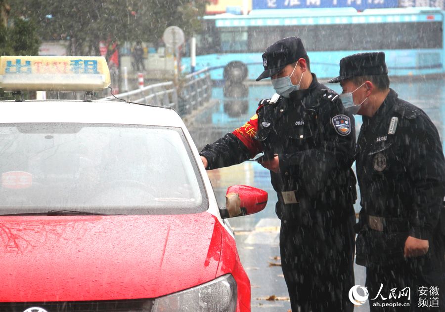 蚌埠鐵警雪中執勤。王浩攝