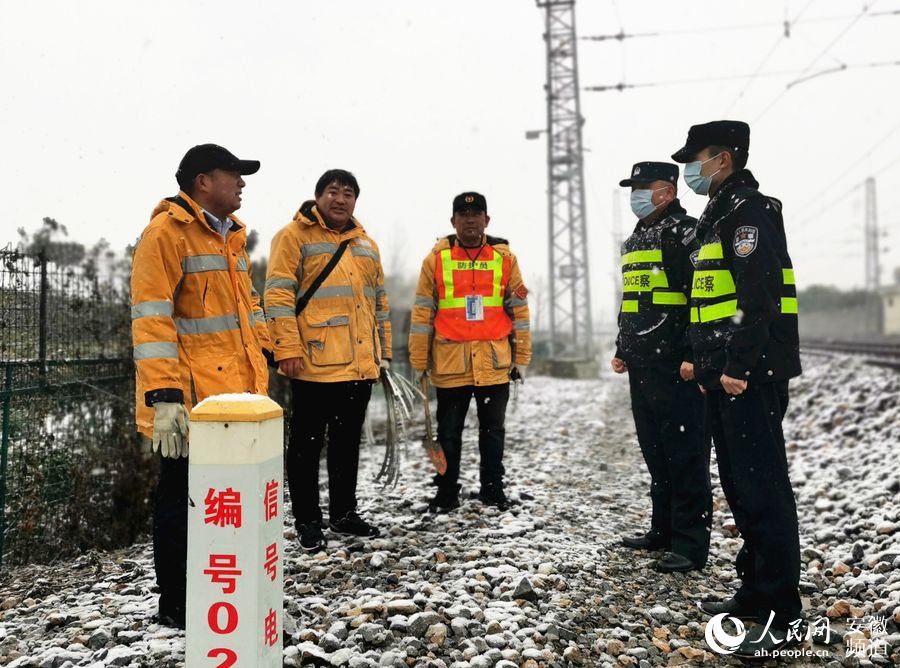 民警在巡查線路安全。王浩攝