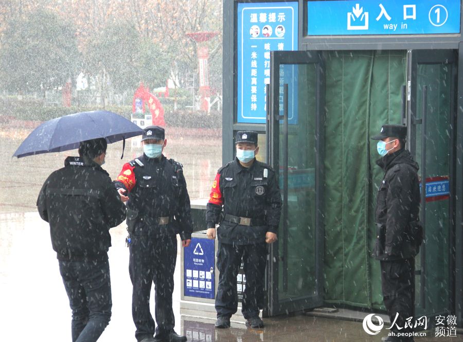 民警在加強客流疏導。王浩攝