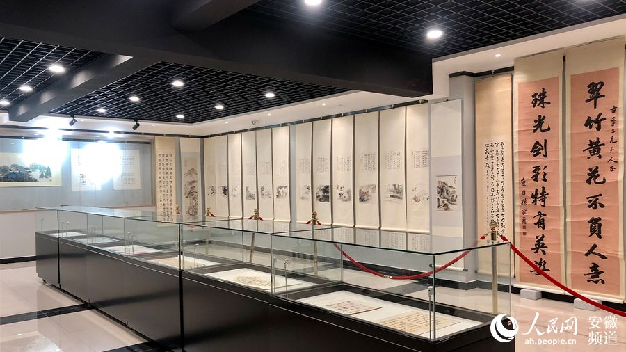 上百幅實物書畫作品在展館內展出。人民網陶濤 攝