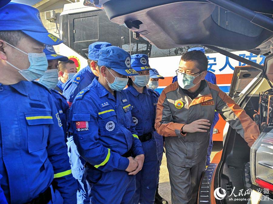 人防工作人員在向藍天救援隊隊員介紹設備使用。人民網 韓震震攝