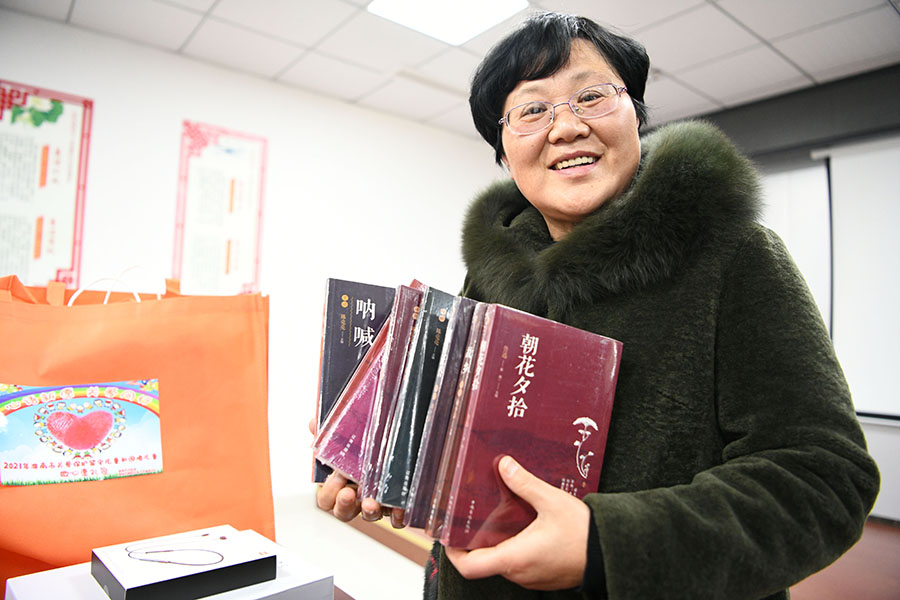 2021年2月3日，安徽淮南市英才中心老師秦芳認領一名小朋友想要一套課外書的新年微心願。