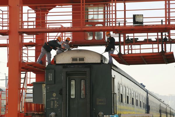 進行列車空調機組、風擋部件檢查作業。何昭君攝