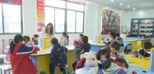 �κ�����롱���� �Ϸ�������        ������,�Ϸ���һЩ��Сѧ½������"�����"����,Ϊ�ҳ�������ϰ��ڼ��޷��Ӻ��ӵĺ��֮��,Ҳ�������Ǵ����˸��෢չ�س��Ͱ��õĻ��ᡣ�ӱ�����,�Ϸ��н�ȫ��ʵʩ"�����"�κ����