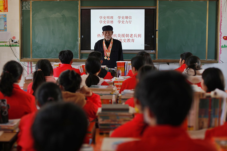 抗美援朝老兵進校園講黨史。利辛縣委宣傳部供圖