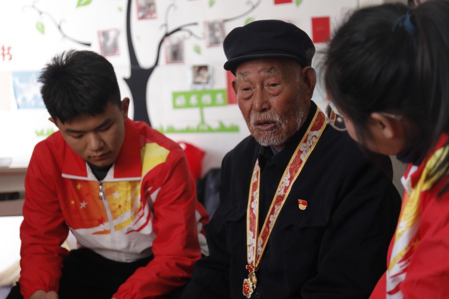 抗美援朝老兵進校園講黨史。利辛縣委宣傳部供圖