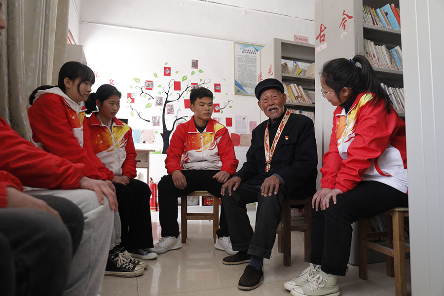 抗美援朝老兵進校園講黨史。利辛縣委宣傳部供圖