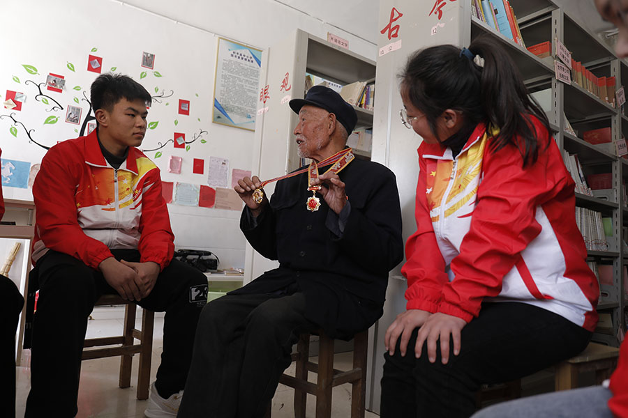 抗美援朝老兵進校園講黨史。利辛縣委宣傳部供圖