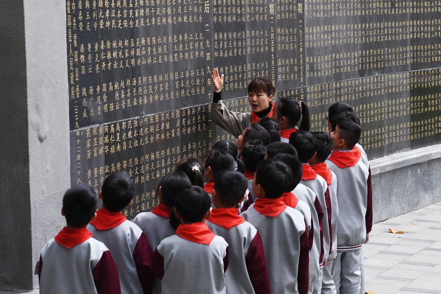 六安市霍邱烈士陵園，前來參觀的學生在聽取烈士們戰斗的故事。吳芳攝