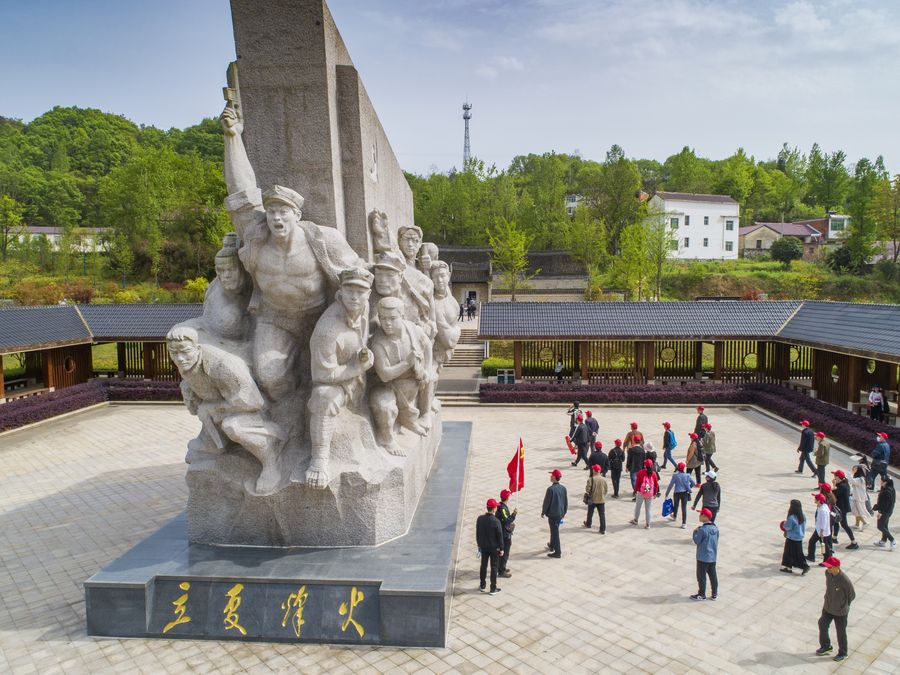 六安市金寨，游客在立夏節起義舊址參觀。李學梅攝