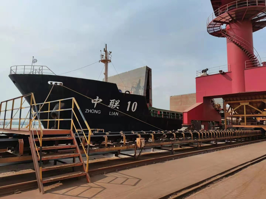 江海直達型國內航行海船“中聯10號”停靠在馬鞍山港。蕪湖海事局供圖