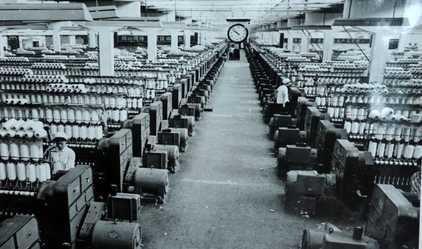 上世纪80年代的安徽纺织厂车间.瑶海区委宣传部供图