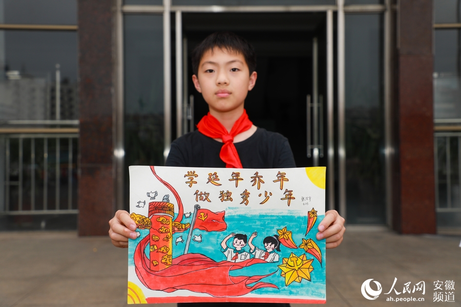 學生展示手抄報。人民網 張俊攝