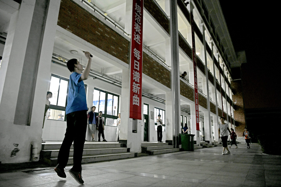 淮南二中高三學生在晚自習課間鍛煉身體。陳彬攝