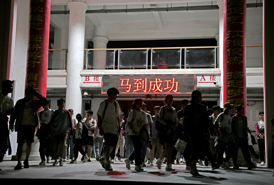 電子屏上“馬到成功”送高考祝福。陳彬攝
