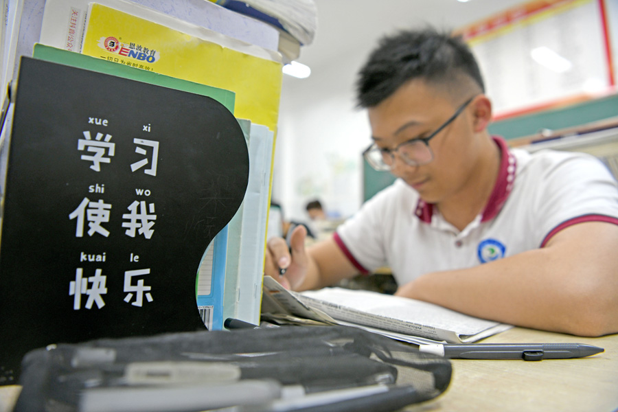 6月2日，淮南二中高三學生認真復習，備戰高考。陳彬攝