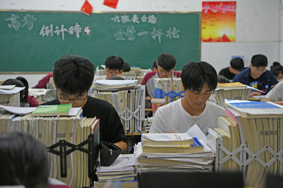 6月2日，淮南二中高三學生認真復習，備戰高考。陳彬攝