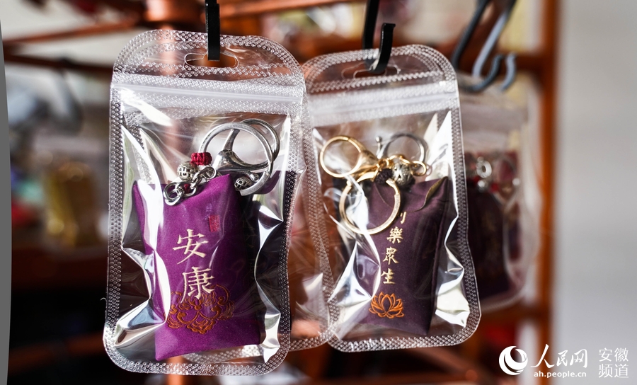 寿州香草传承人不断弘扬传统技艺，带动周边群众共同手工制作加工香包，使之成为地方特色旅游产品。人民网 王锐摄