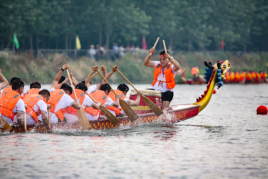各龍舟隊團結一心，合力劃動龍舟在水面飛奔，聲勢氣貫長虹、鼓舞人心。張訓練攝