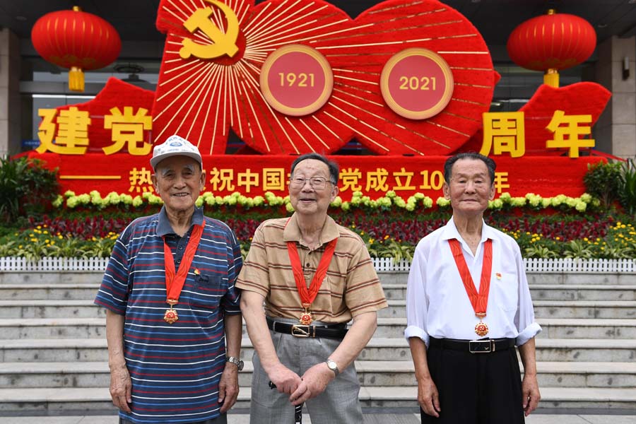 榮獲“光榮在黨50年”紀念章的老黨員代表。張大崗攝