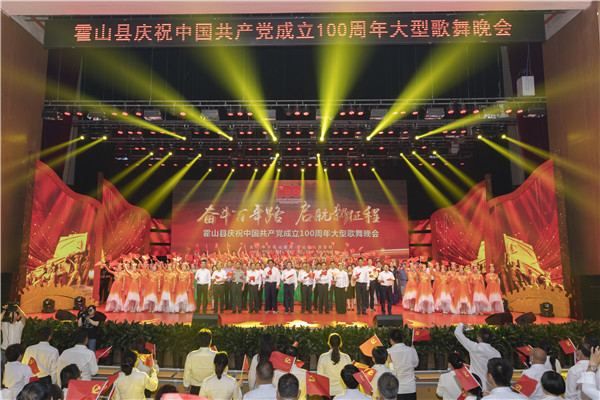 现场观众同演员一起唱响《没有共产党就没有新中国》。霍山县委宣传部供图