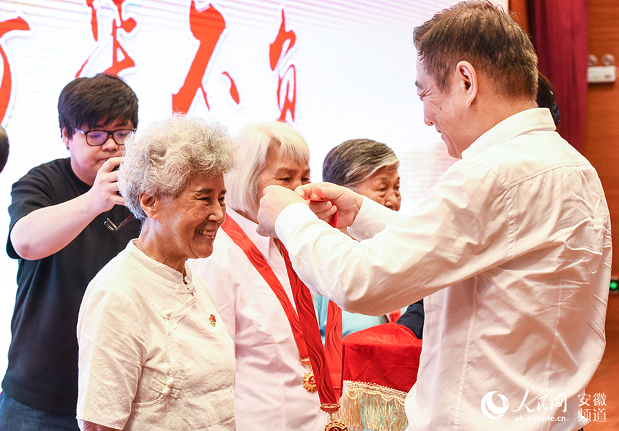 向老黨員頒發“光榮在黨50年”紀念章。人民網 李希蒙攝