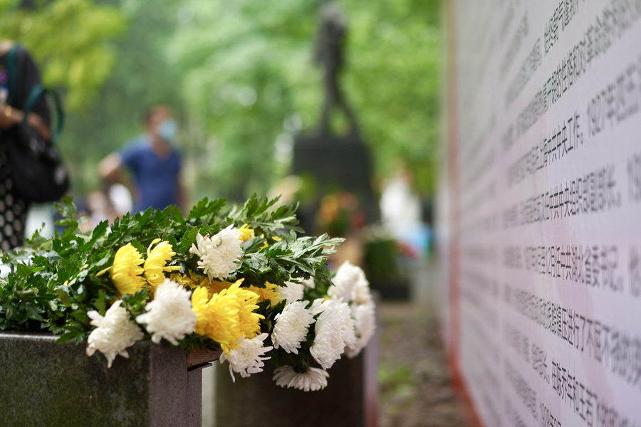 在安慶市青少年宮陳延年雕像前，市民冒雨前來祭奠。陶濤攝