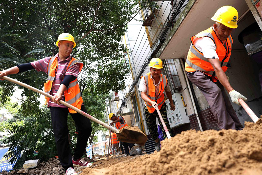 2021年7月13日，工人在合肥市瑤海區汪塘新村老舊小區整治現場施工。解琛攝