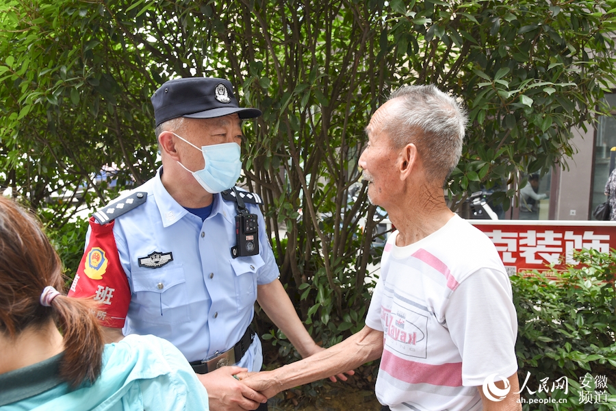 荷葉地派出所四級高級警長金新友幫助迷路老人尋家。人民網 李希蒙攝