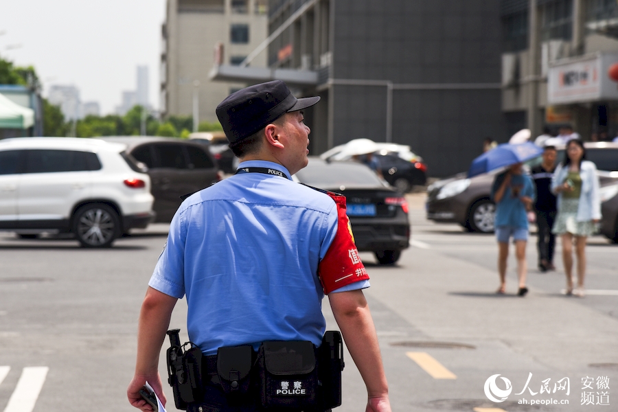 現場勘察完后，陳夢來不及休息趕赴另一處現場處置警情。人民網 李希蒙攝