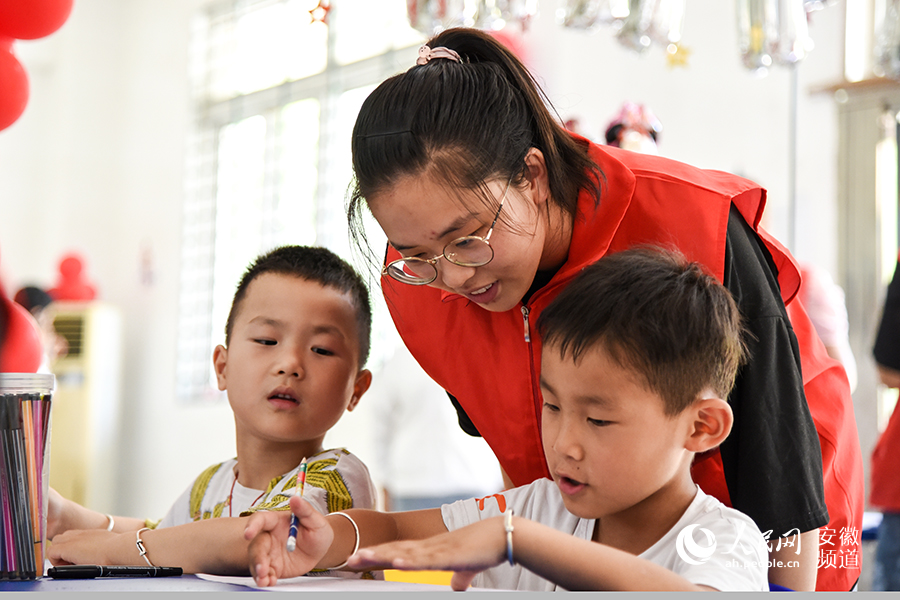 志願者正在教孩子們畫畫。人民網 李希蒙攝
