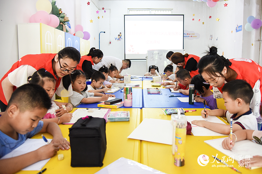 孩子們正在畫畫。人民網 李希蒙攝