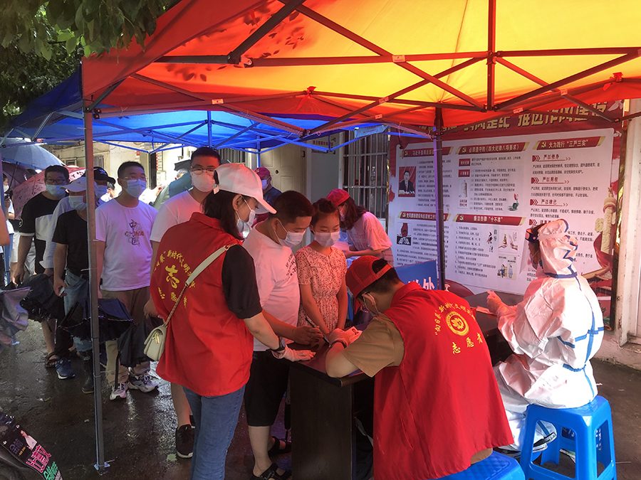 芜湖在城区开展全员核酸检测，党员奋战在防疫一线。芜湖市委宣传部供图