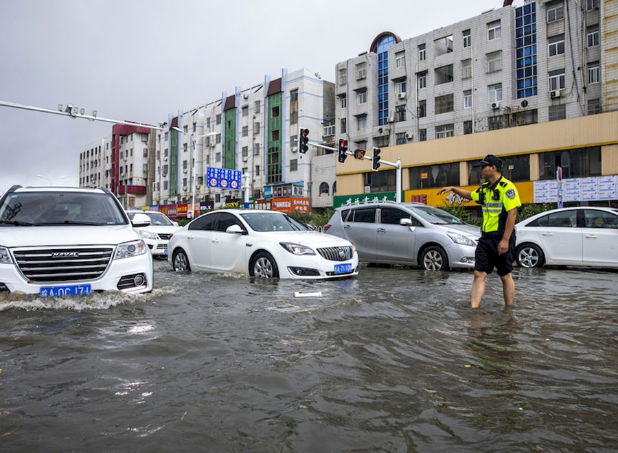 暴雨后，廬江交警指揮交通。左學長攝