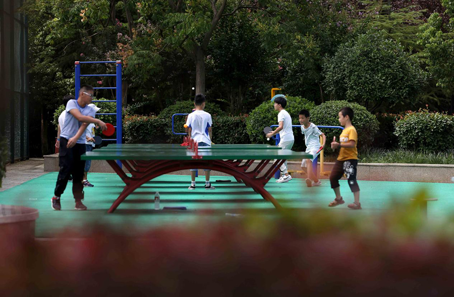 孩子們在剛修建好的瑤海區瑞泰游園內打乒乓球。解琛攝