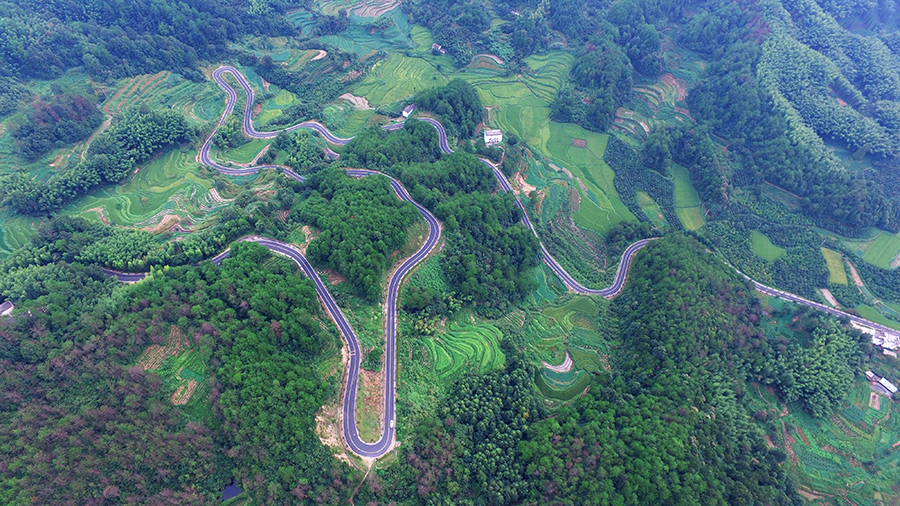 安徽2020年度“十大最美農村路”之一的黃山市徽州區呈靈潛旅游公路。安徽省交通運輸廳供圖