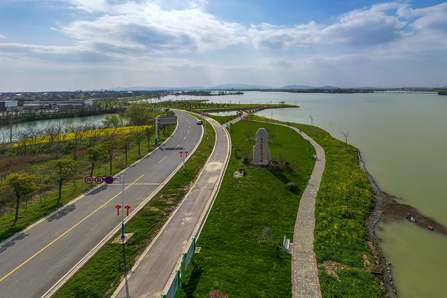 安徽2020年度“十大最美農村路”之一的蕪湖市南陵縣奎湖環湖路。 安徽省交通運輸廳供圖