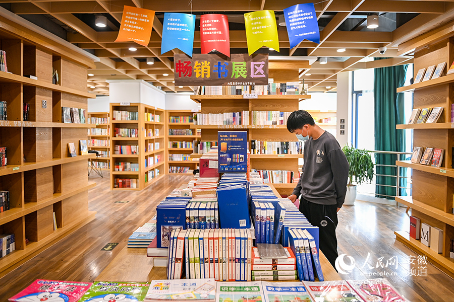 市民可以在書院內看書、買書、借書。人民網記者 苗子健攝